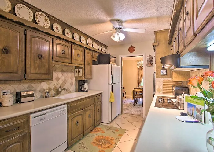 Holiday home Private W/ Hot Tub & Patio Near Dtwn *