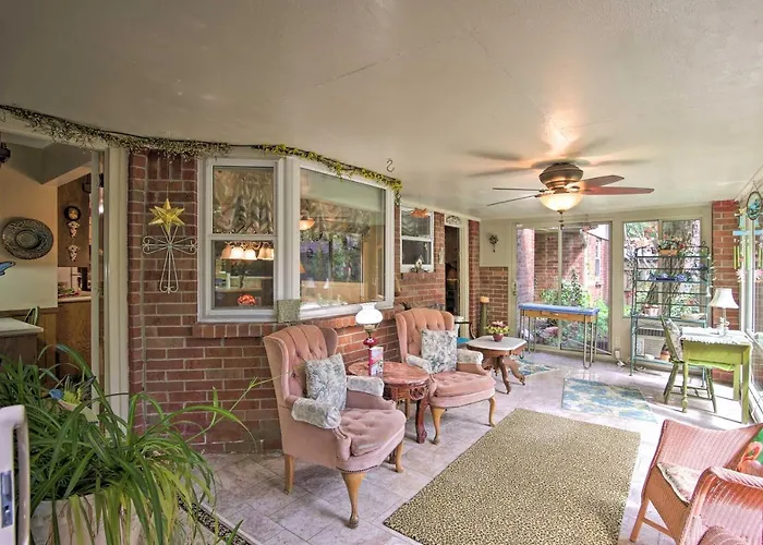 Private W/ Hot Tub & Patio Near Dtwn Сasa de vacaciones Tulsa