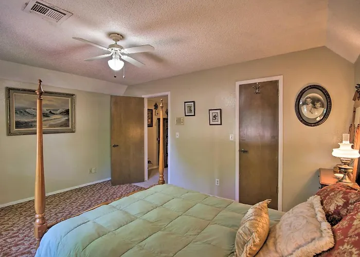 Private W/ Hot Tub & Patio Near Dtwn Сasa de vacaciones Tulsa