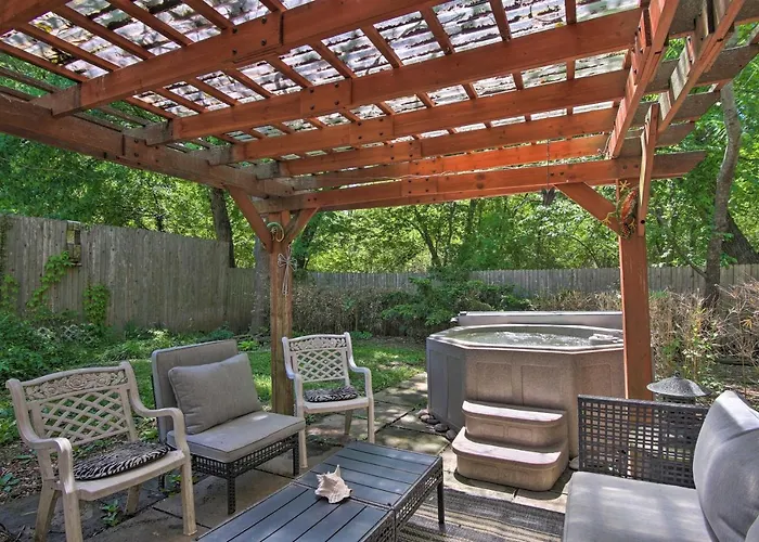 Holiday home Private W/ Hot Tub & Patio Near Dtwn *