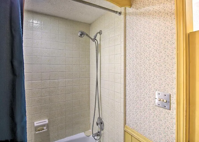 Holiday home Private W/ Hot Tub & Patio Near Dtwn