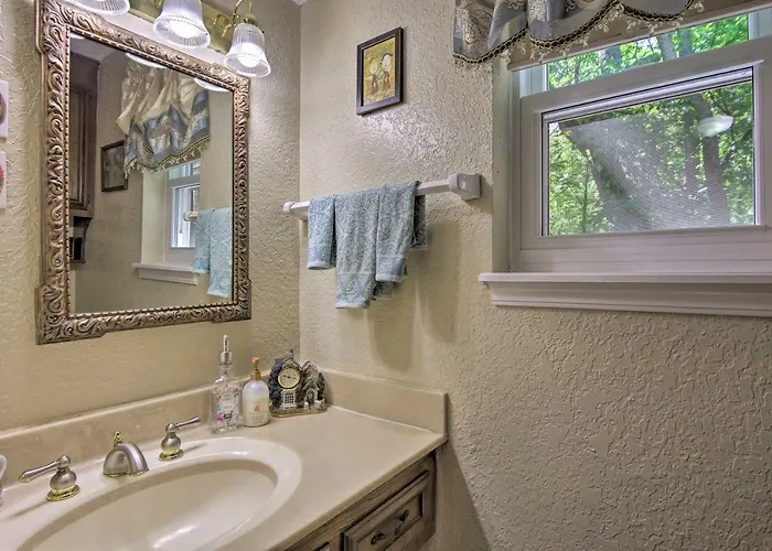 Private W/ Hot Tub & Patio Near Dtwn Tulsa
