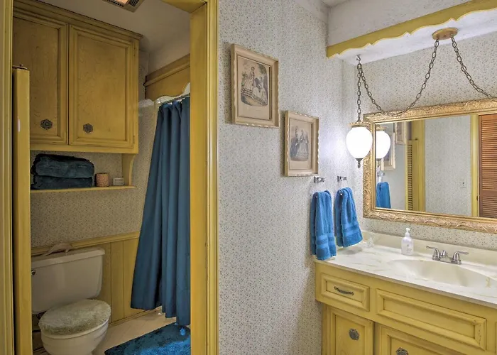 Private W/ Hot Tub & Patio Near Dtwn Holiday home Tulsa