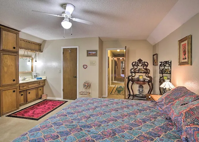 Holiday home Private W/ Hot Tub & Patio Near Dtwn *