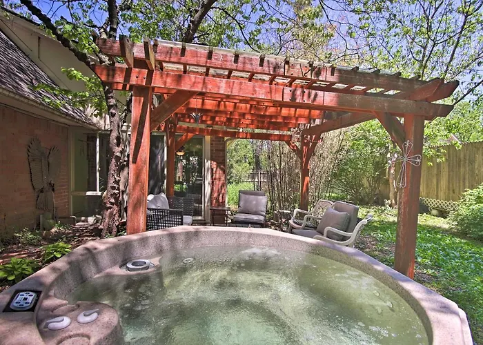 Holiday home Private W/ Hot Tub & Patio Near Dtwn *