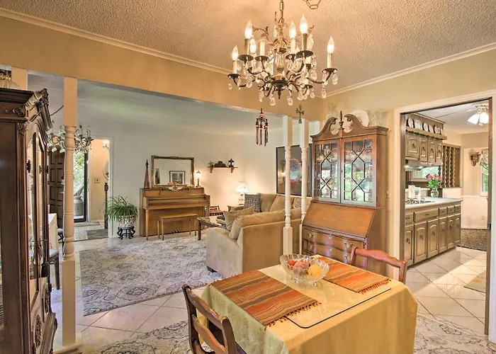 Holiday home Private W/ Hot Tub & Patio Near Dtwn *