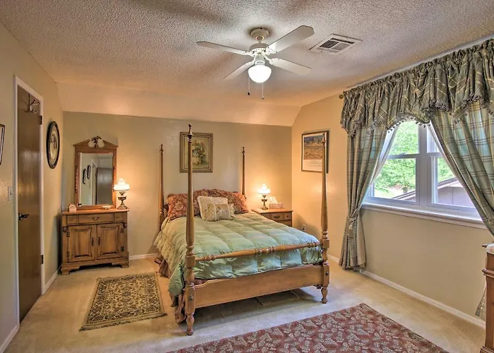 Private W/ Hot Tub & Patio Near Dtwn Holiday home Tulsa