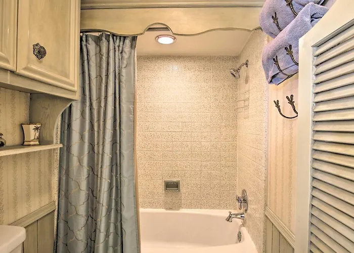 Holiday home Private W/ Hot Tub & Patio Near Dtwn *