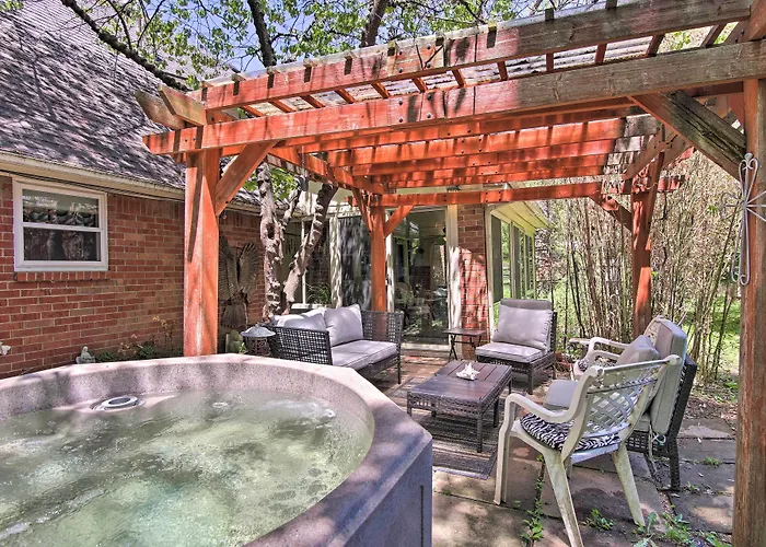 Сasa de vacaciones Private W/ Hot Tub & Patio Near Dtwn Tulsa