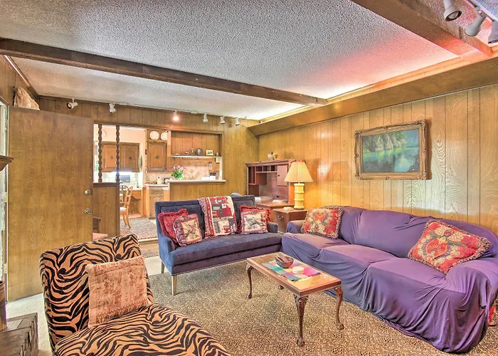 Private W/ Hot Tub & Patio Near Dtwn Сasa de vacaciones Tulsa